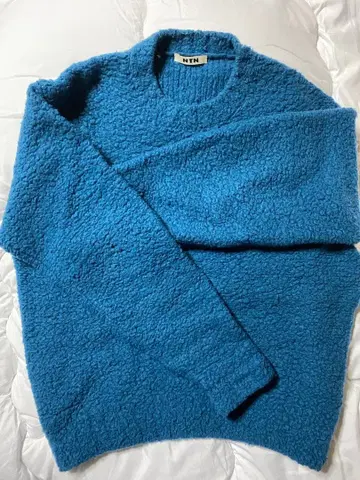 파란색 플리스풍 크루넥 스웨터