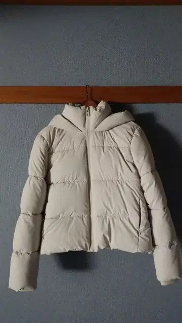 ZARA 후드 부착 화이트 다운 자켓 사이즈 M