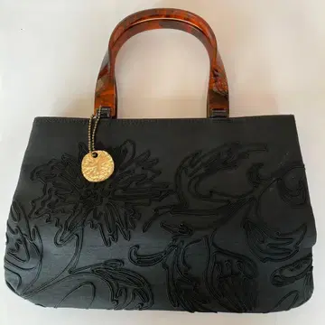 엠보싱 가공 블랙 핸드백