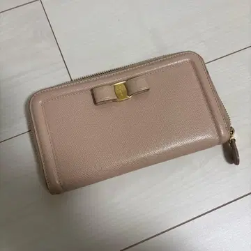 페라가모 베이지 리본 포함 장지갑 골드 지퍼