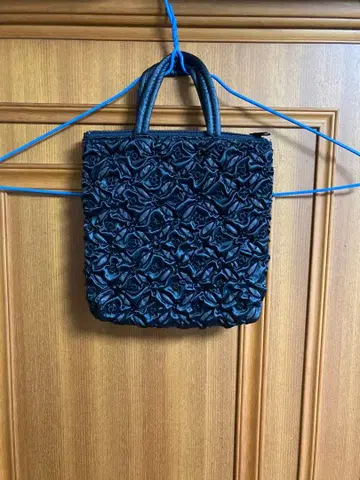 프릴 디자인 블랙 핸드백