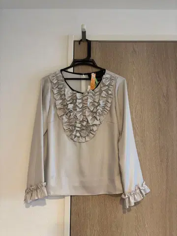 [ 거의 새상품 ] Chisonoio? 프릴 달린 긴팔 블라우스 38