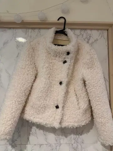 화이트 보아 자켓 숏 기장 Nugu의 anyonemore 브랜드