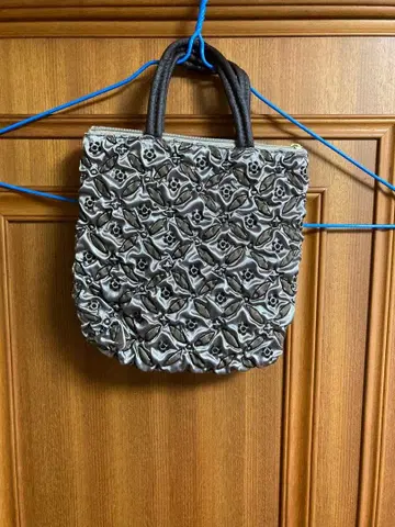 그레이의 입체 꽃무늬 핸드백