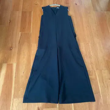 Drawing Nunbers 슬리브리스 V넥 블랙 점프수트