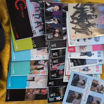 뉴스레터 CUE NEWS 22권과 트레이딩 카드 세트