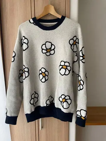 꽃무늬 그레이 니트 스웨터
