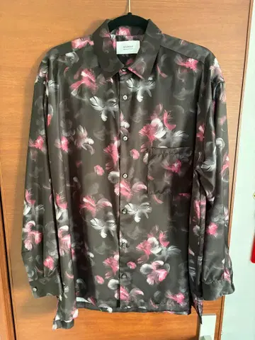 Studius 그레이와 핑크 꽃무늬 긴팔 셔츠