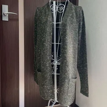 그린 계열 니트 가디건