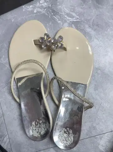 비쥬가 달린 베이지 샌들