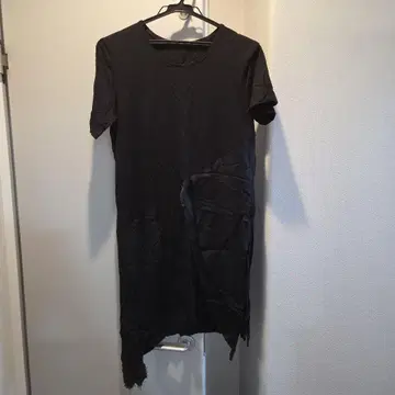 카틀세 비대칭 밑단 디자인 블랙 반팔 T셔츠