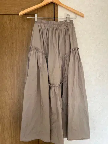 Millebonheur 밀보누르 사이드 프릴 롱 스커트 베이지