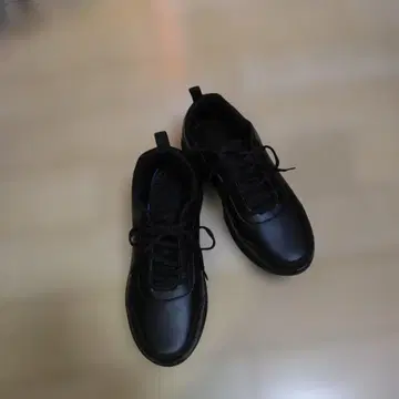 [ 미사용 새상품 ] 블랙 스니커즈 합성 피혁