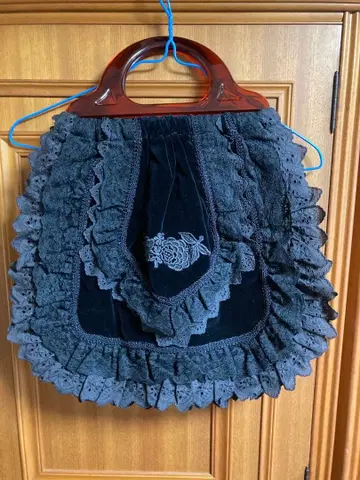 다크 그레이 & 블랙 프릴 핸드백