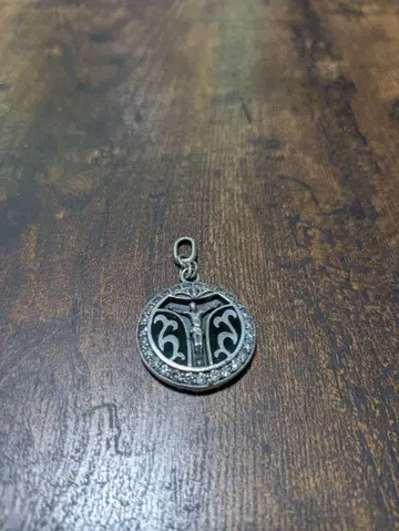 SAINTS 펜던트 탑