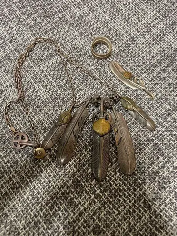 깃털 모티브 목걸이와 반지 세트