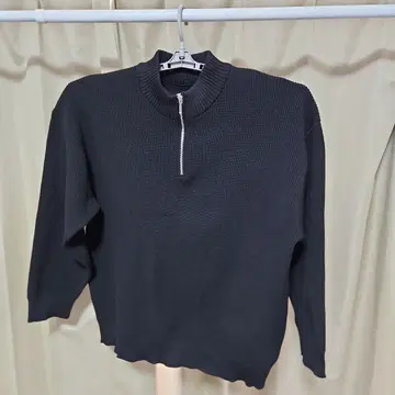 블랙 하이넥 스웨터 하프 지퍼