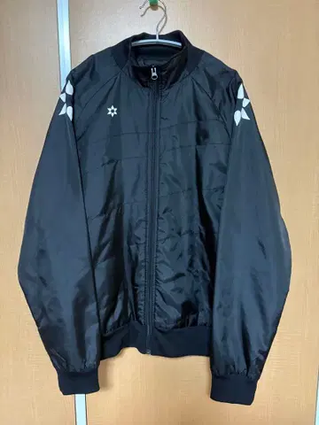 penetar. 블랙 점퍼