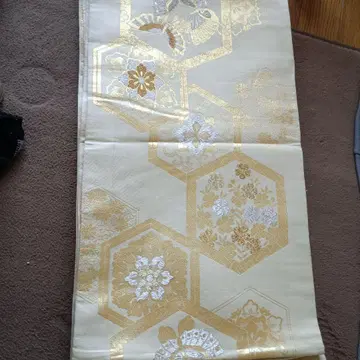 골드 컬러와 은색 꽃 무늬의 마루오비 전체 패턴