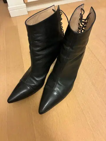 마놀로 블라닉 레이스업 블랙 스틸레토 부츠