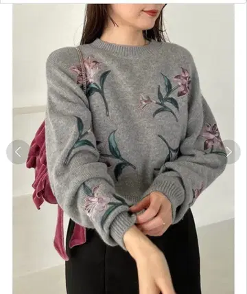 미사용 새상품 SNIDEL 릴리 프린트 자수 풀오버