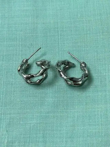 실버 트위스트 디자인 귀걸이 약 2cm