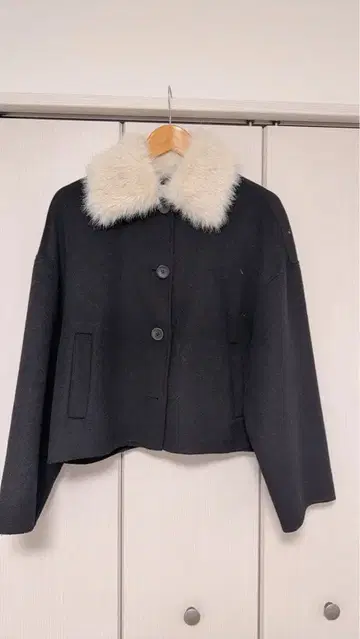 미라오웬 블랙 퍼 옷깃 크롭 자켓