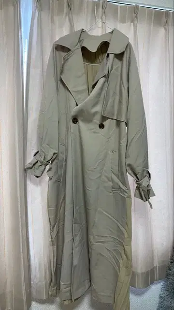 베이지 더블 브레스트 트렌치코트