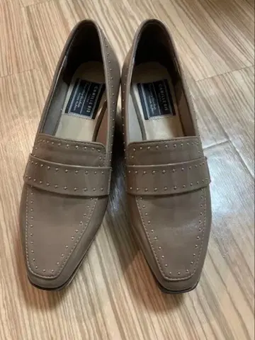 RANDA 스터드 통굽 로퍼