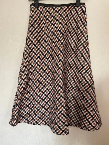 플레어 스커트 체크 무늬 무릎 아래 길이