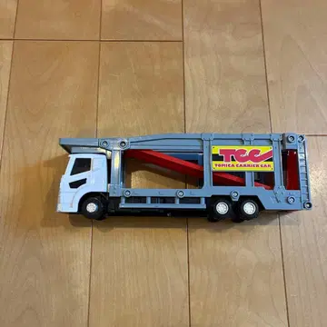 토미카 캐리어카