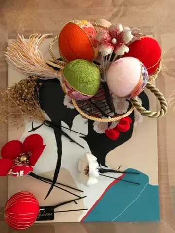 일본풍 머리 장식, 색색의 공 포함