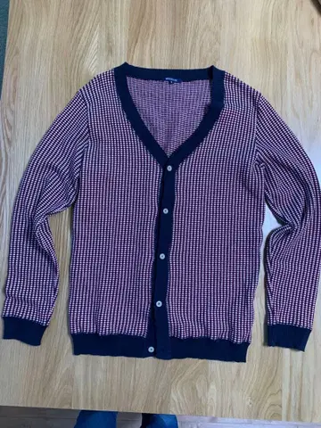 빨간색과 화이트 체크 무늬 V넥 가디건