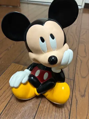 앉은 미키 저금통