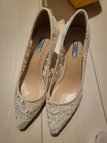 LIVIA 레이스 화이트 펌프스 5cm 힐