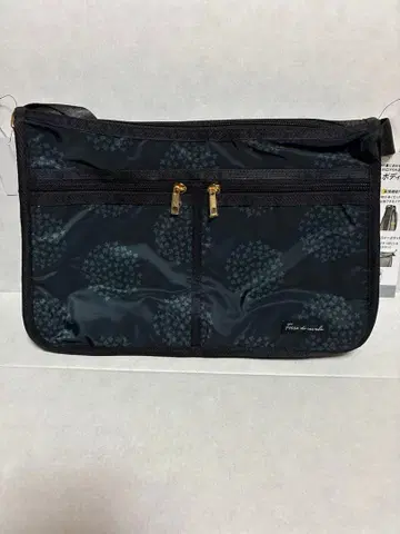 SOBIA 꽃무늬 크로스바디백 블랙 방꽃가루 원단