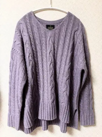 어반 리서치 도어스 라벤더 케이블 니트 V넥 긴팔