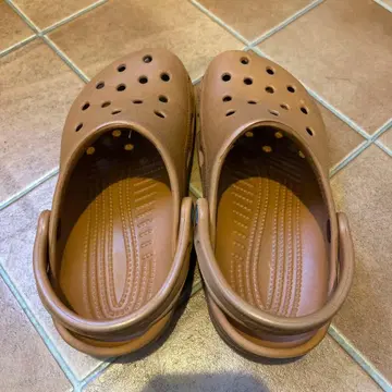 crocs 브라운 사보 샌들