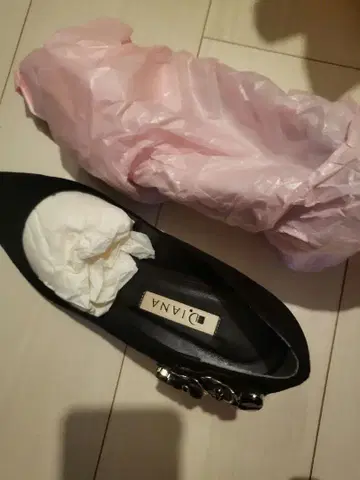 DIANA 블랙 플라워 장식 하이힐