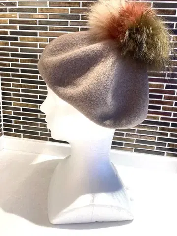 새상품급 ca4la 울 베레모 퍼 달린 꽁지 베이지