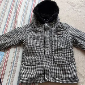 후드 부착 체크 무늬 다운 자켓