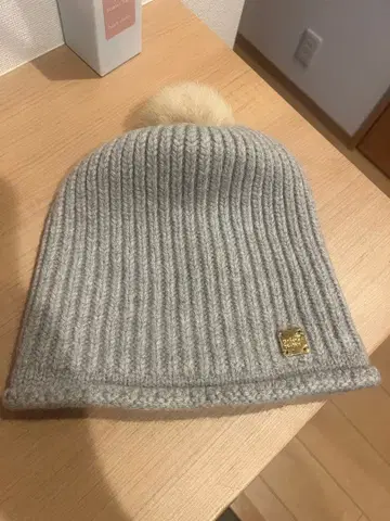 아테나 뉴욕 그레이 폼폼 포함 니트 모자