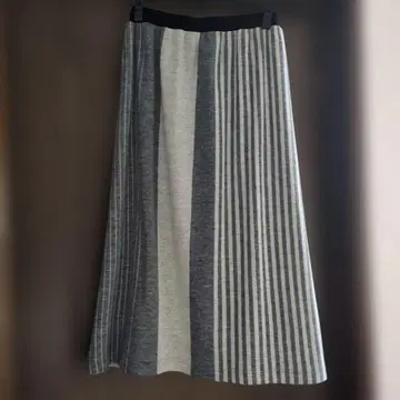 케이하야마플러스 니트 플레어 롱 스커트 그레이 계열 스트라이프