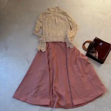 아이보리 레이스 상의 핑크 플레어 스커트 세트