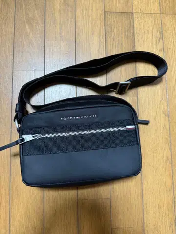 TOMMY HILFIGER 블랙 숄더백