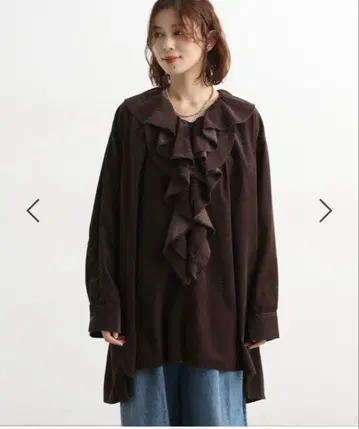 [ 카네하라 히로카즈 씨 콜라보 ] 가는 골 모듬 프릴 튜닉 셔츠