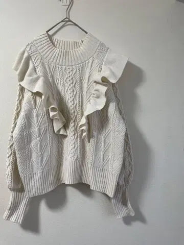 Heather 프릴 달린 아이보리 케이블 니트 프리 사이즈