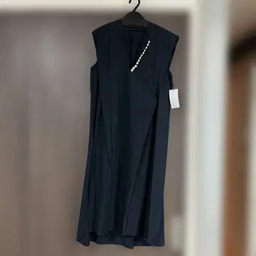 Vin V넥 A라인 슬리브리스 원피스 펄 장식