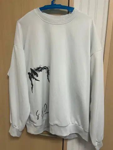 화이트 그래픽 프린트 트레이닝복