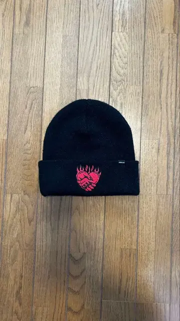 블랙 니트 모자 빨간색 하트 자수